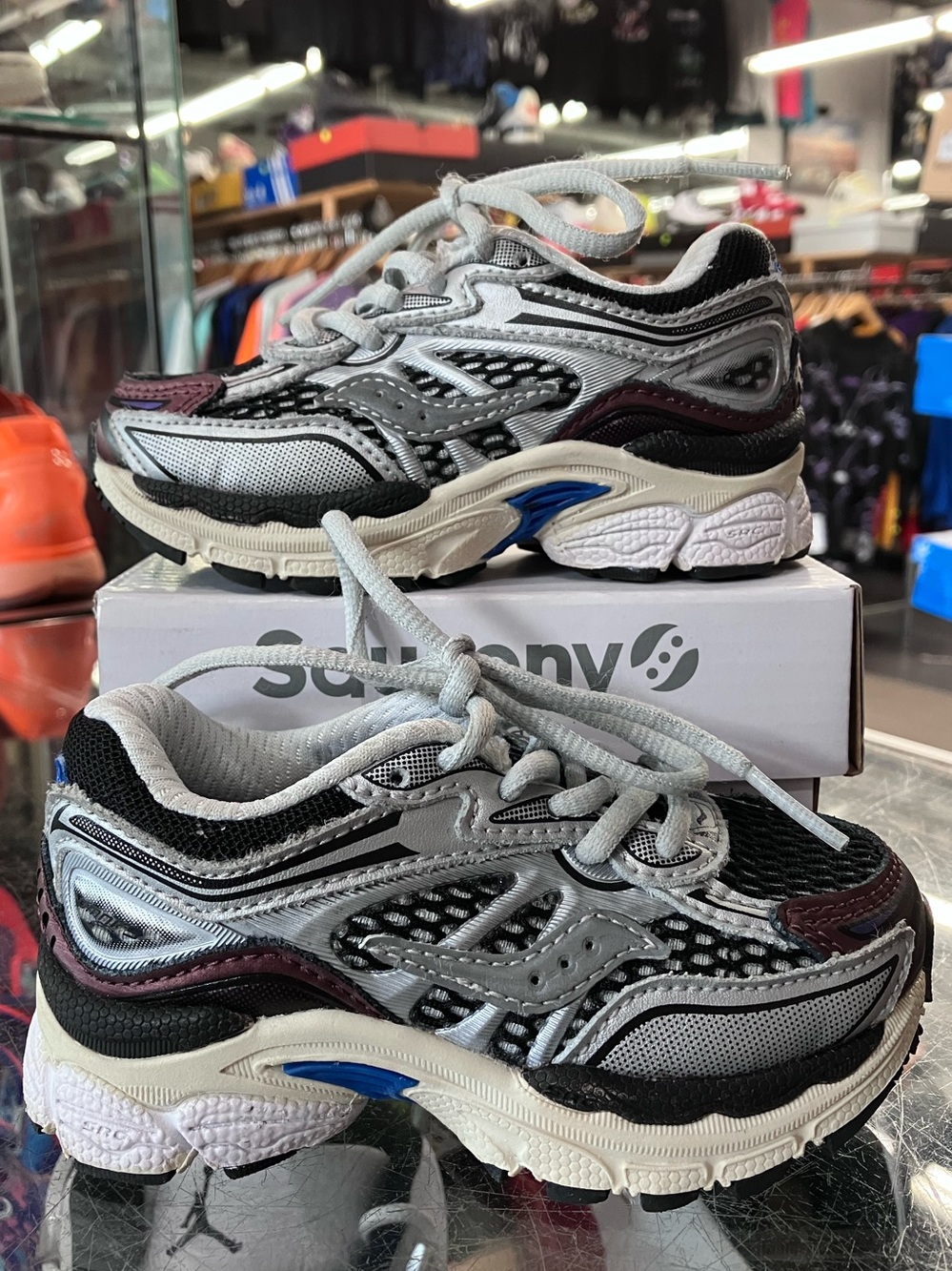 Saucony ProGrid Omni 9 Big Kid Black Silver Burgundy Size 6C